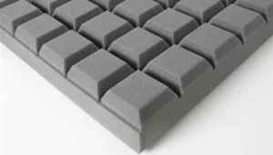 Akustická pěna Chocolate pro zlepšení zvukové kvality v nahrávacích studiích a interiérech, navržená pro efektivní pohlcování hluku s elegantním designem.
